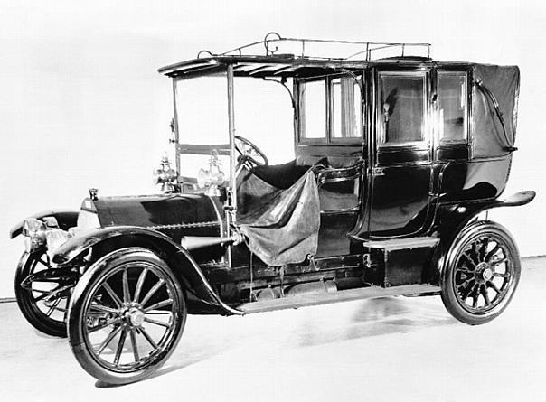 Zu seiner Zeit das modernste Fahrzeug: Mercedes-Simplex 35 PS (1901 bis 1905), hier als Landaulet.